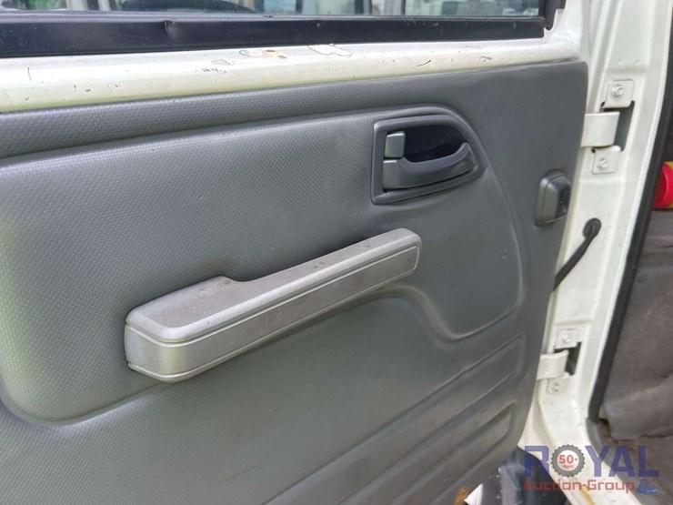 2017-isuzu-npr-image-24
