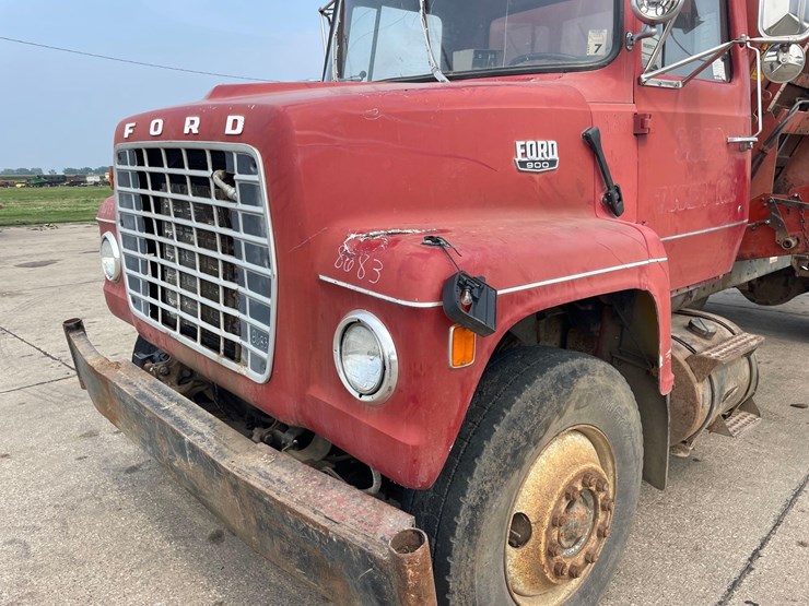 1982-ford-900-image-21