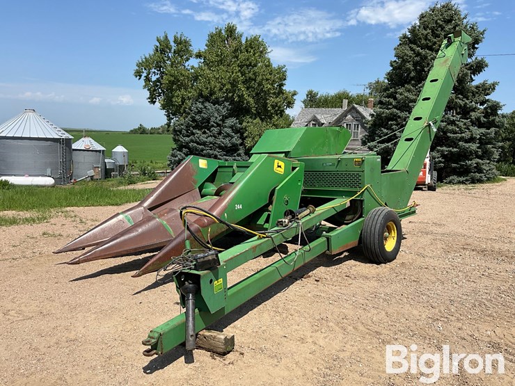 john-deere-300-image-1