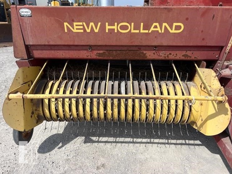 new-holland-320-image-15