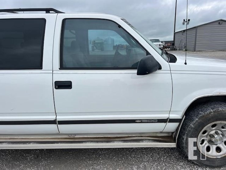 1999-chevrolet-suburban-image-22