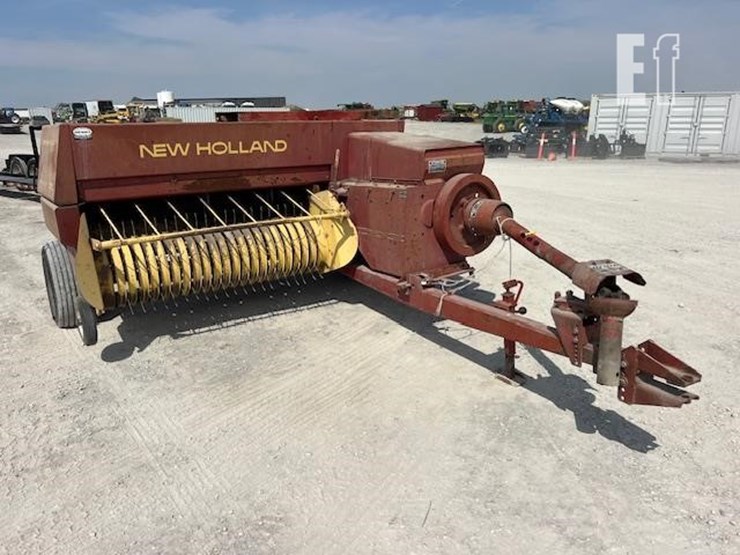 new-holland-320-image-1