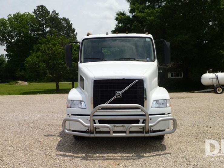 2014-volvo-10-image-8
