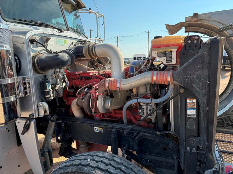 2013-peterbilt-388-image-25