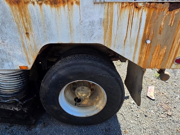 2002-freightliner-fl70-image-20