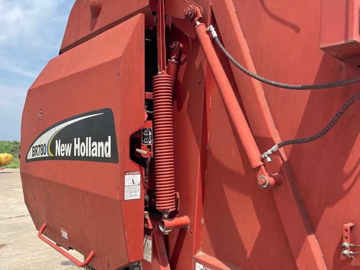 new-holland-br780-image-27