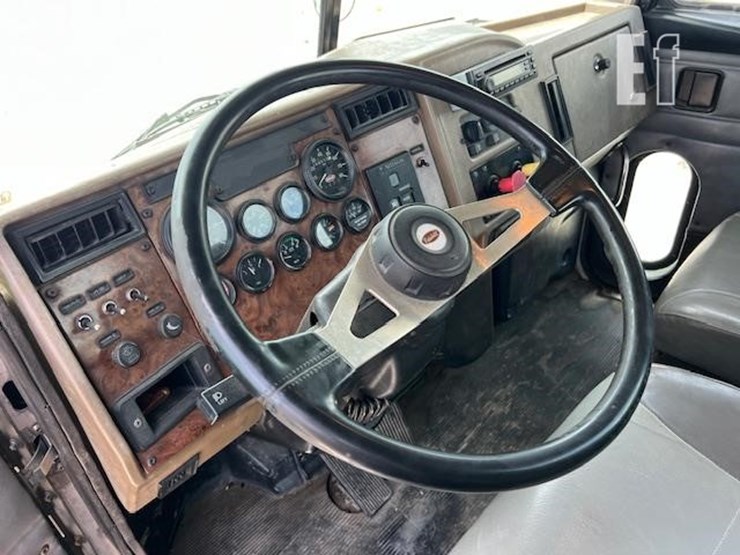 2003-peterbilt-330-image-41