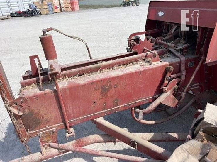 new-holland-320-image-21