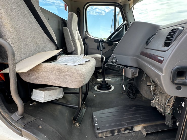 2014-freightliner-108sd-image-16