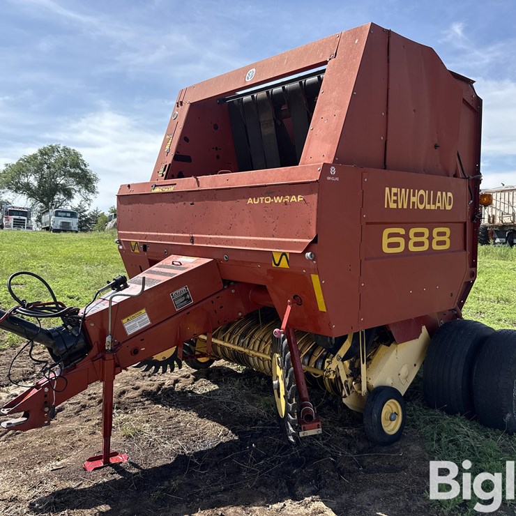 2001 NEW HOLLAND 688