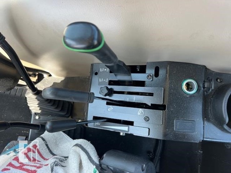2021-john-deere-5075e-image-41