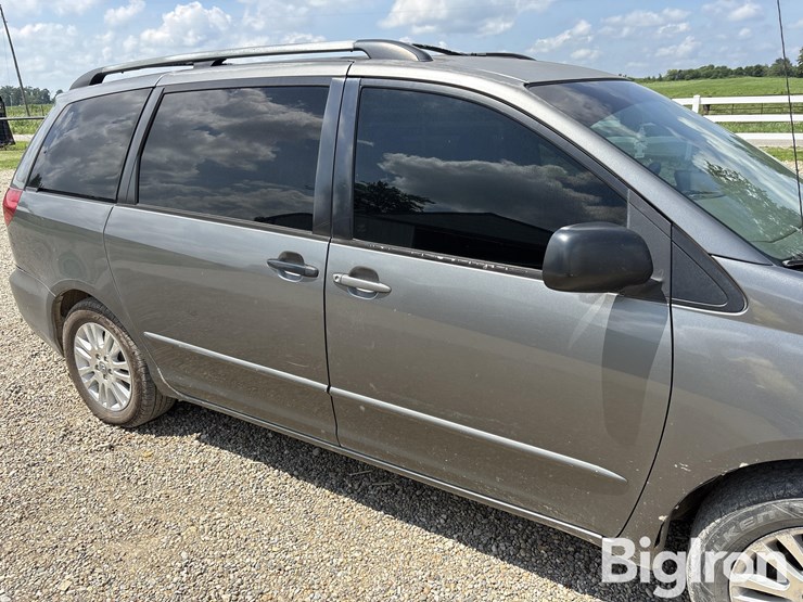 2004-toyota-sienna-image-13