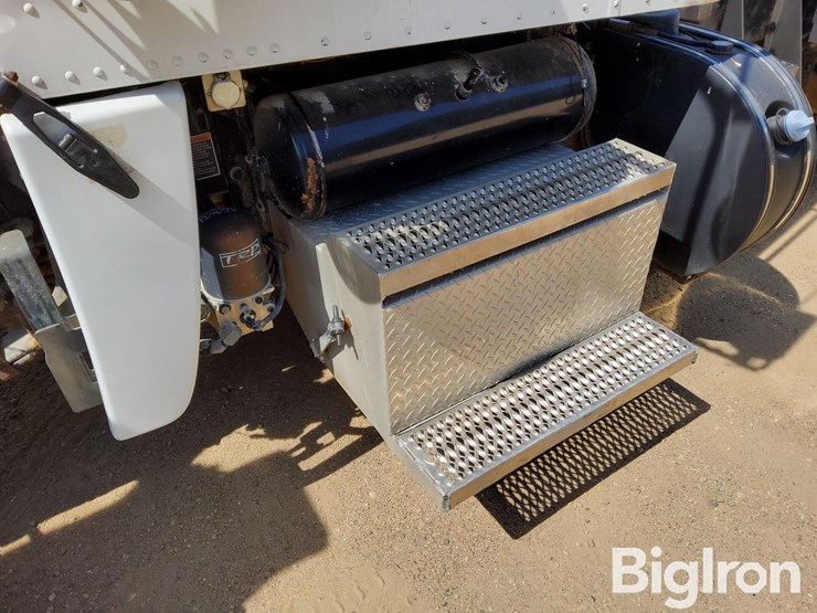 2013-peterbilt-388-image-10