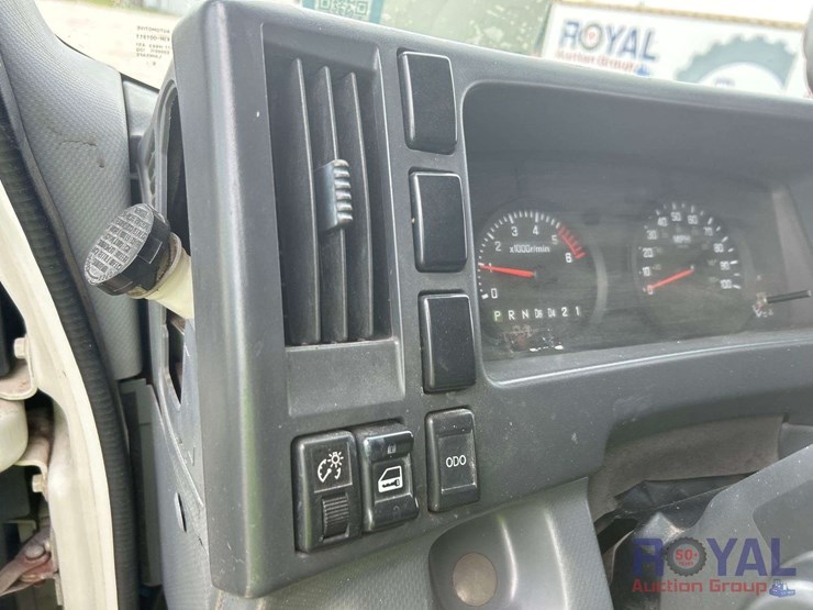 2017-isuzu-npr-image-17
