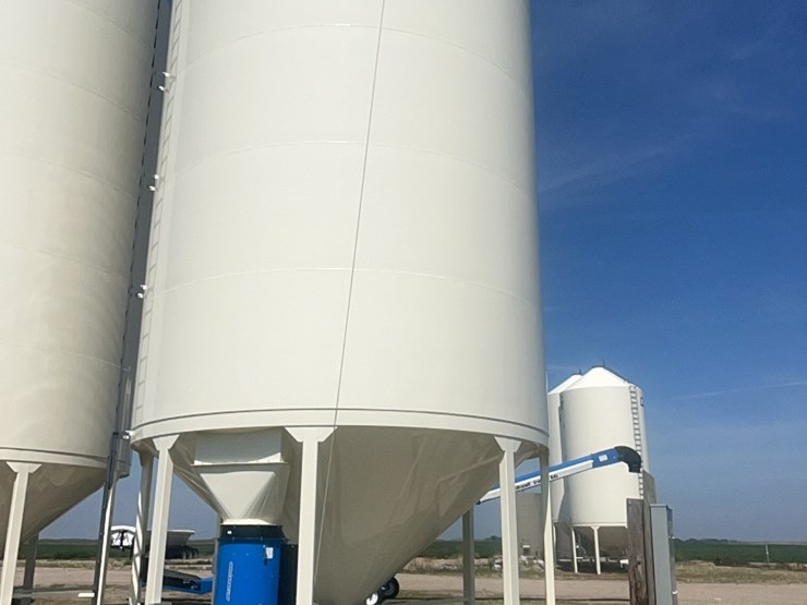 concept-7,500-bushel-hopper-bin,-fully-equipped-with-bin-fan-with-agi-grainguard-10-hp-three-phase-electric-motor.-image-2