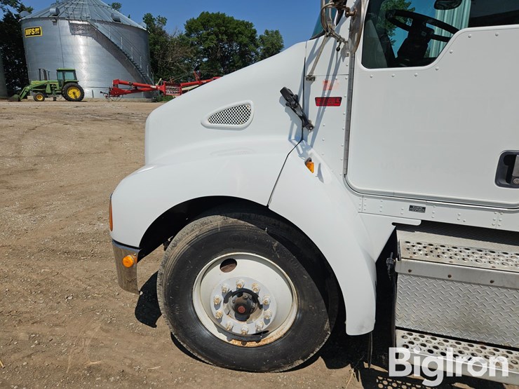 2004-kenworth-t300-image-9