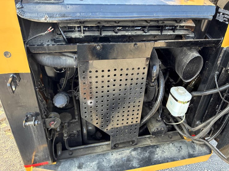 2019-caterpillar-246d-image-38