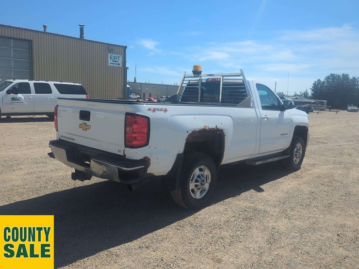 2015-chevrolet-silverado-2500hd-lt-image-4