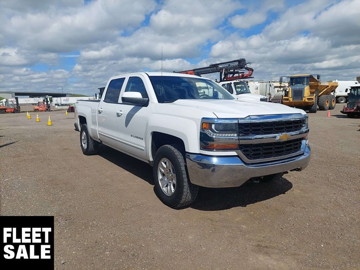 2017-chevrolet-silverado-1500-lt-image-2