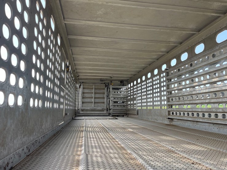 2021-eby-livestock-trailer-image-50