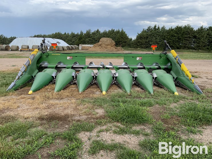2017-john-deere-608c-image-2