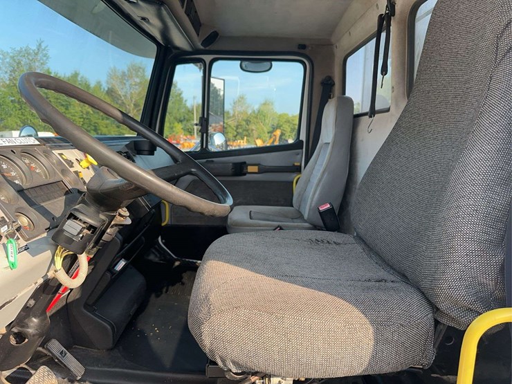 2000-freightliner-fl80-image-23