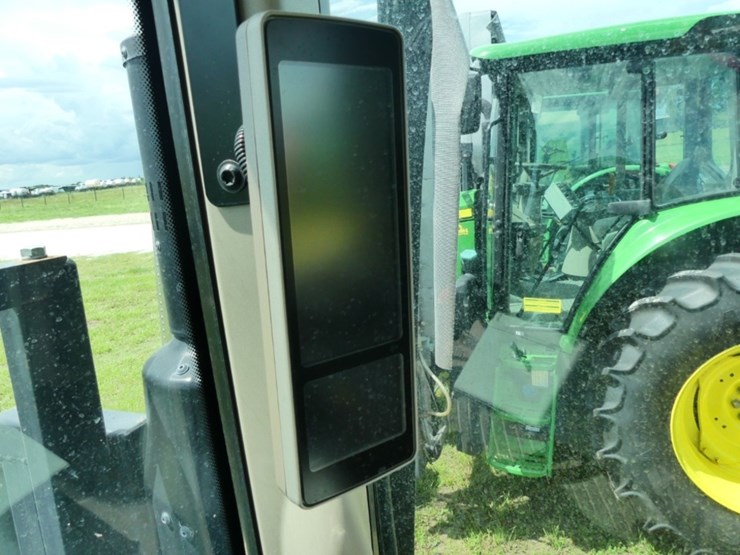 2024-john-deere-6110m-image-16