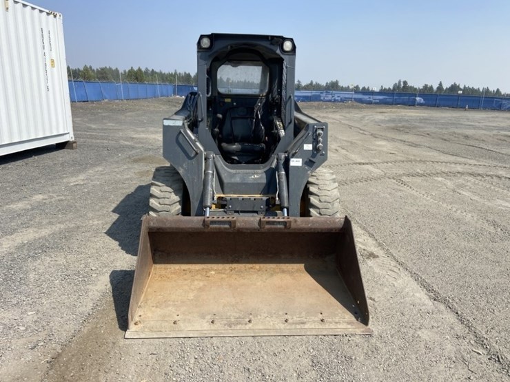 deere-320e-image-8