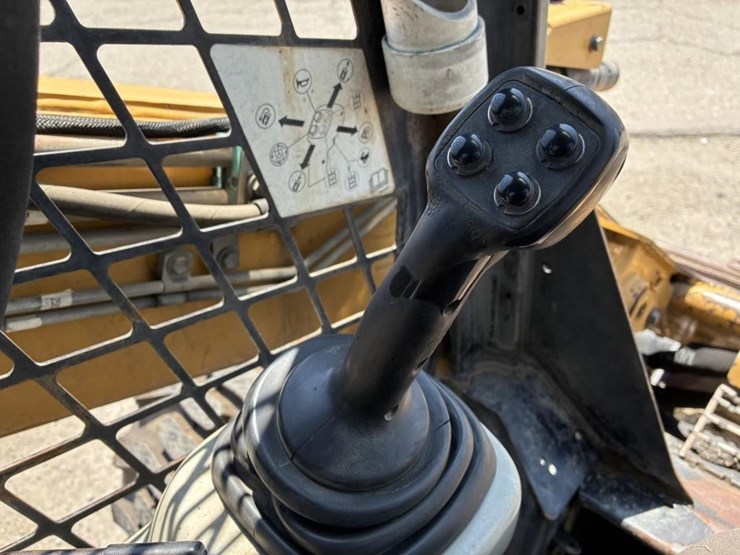 2011-caterpillar-262c-image-13