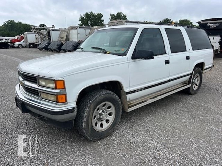 1999-chevrolet-suburban-image-1