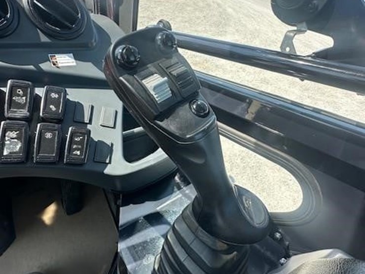 2020-kubota-r630-image-22