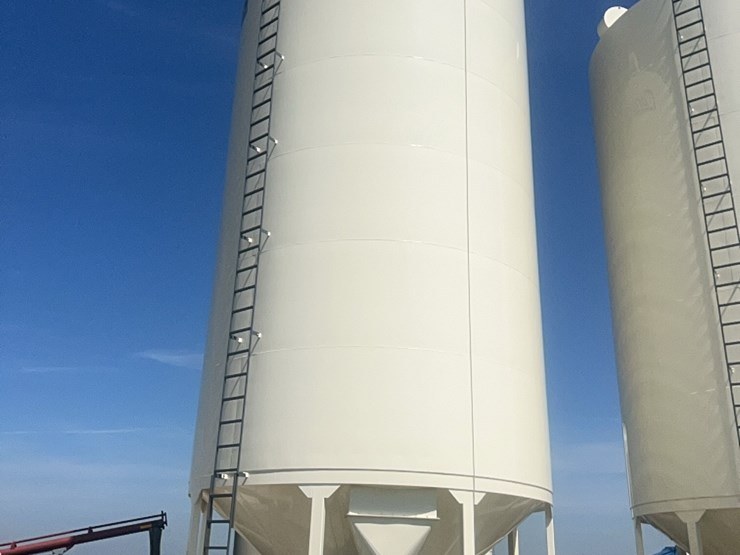 concept-7,500-bu.-hopper-bin-with-agi-grainguard-bin-fan,-10-hp-3-phase-electric-motor-image-1