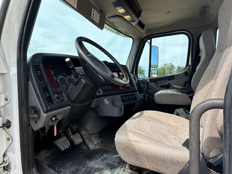 2014-freightliner-108sd-image-17