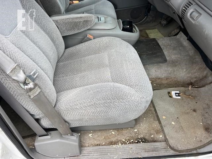 1999-chevrolet-suburban-image-25