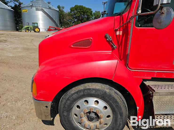 2001-kenworth-t300-image-10