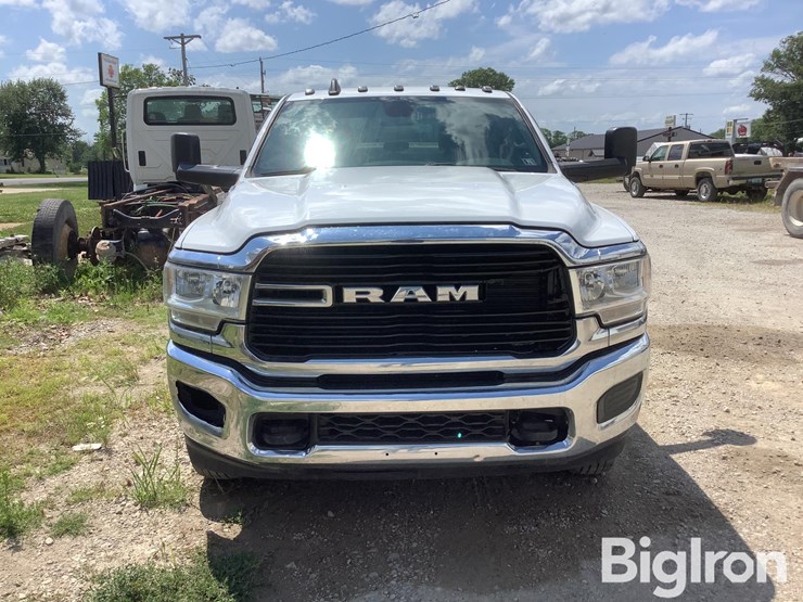 2021-ram-3500-big-horn-image-2