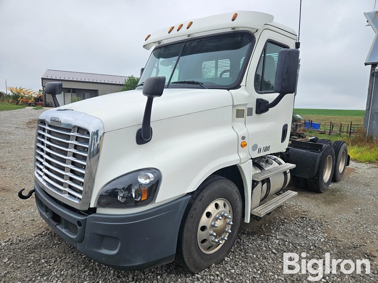 2016-freightliner-cascadia-125-image-1