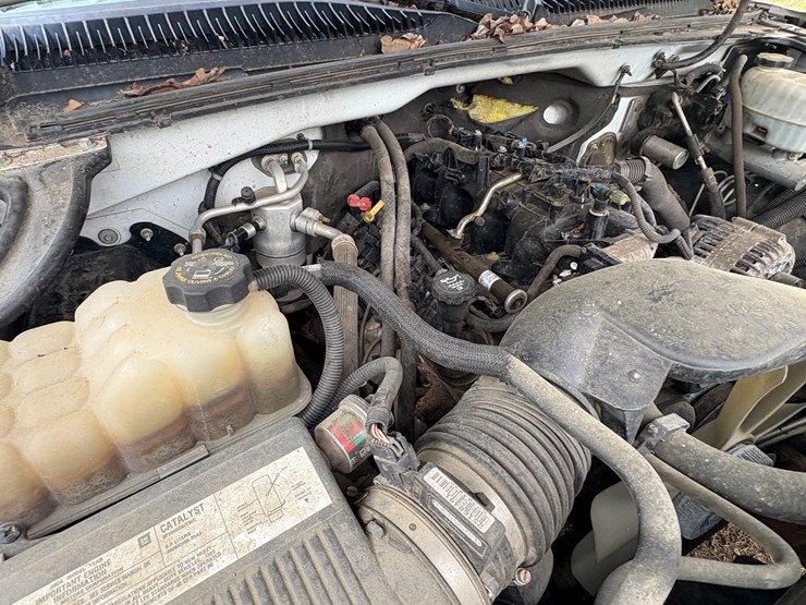 2004-chevrolet-silverado-image-8