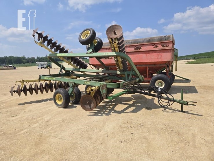 john-deere-220-image-9