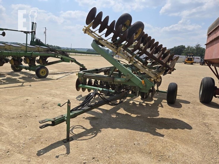 john-deere-220-image-2