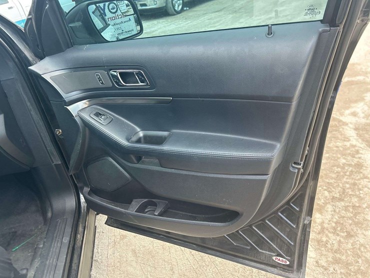 2016-ford-explorer-image-21
