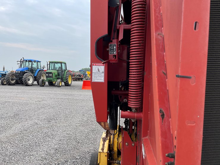 2005-new-holland-br740-image-19