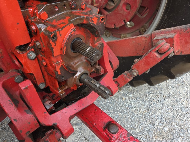 1970-ih-1456-tractor-image-24