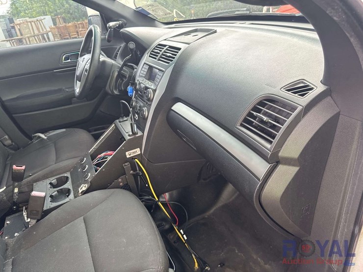 2015-ford-explorer-image-26