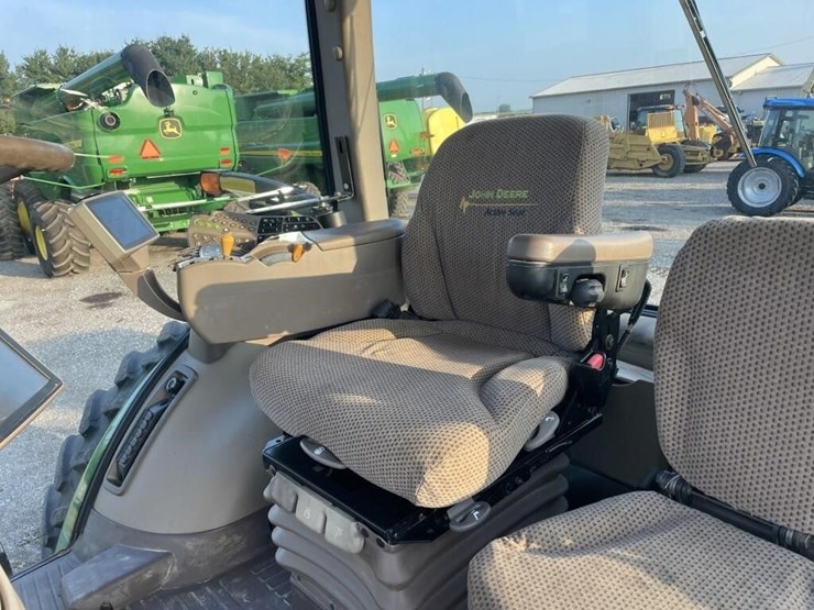 2011-john-deere-8310r-image-23