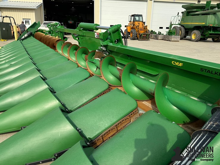2023-john-deere-c16f-image-11