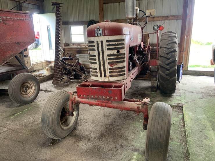 farmall-400-tractor-image-3