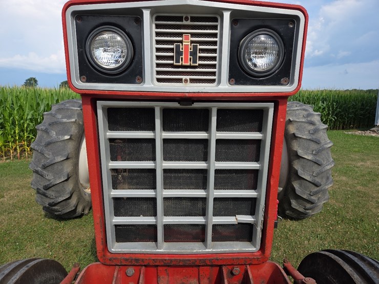 1976-ih-1466-tractor-image-4