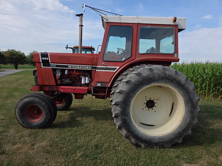 1976-ih-1466-tractor-image-24