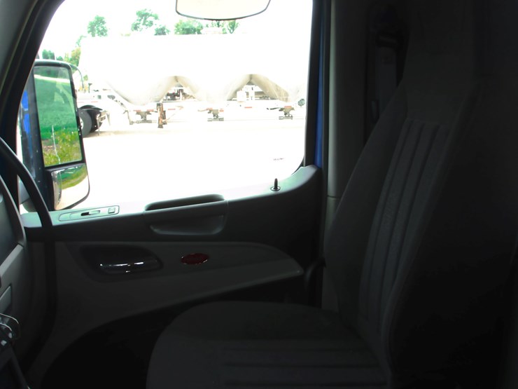2023-peterbilt-579-image-30